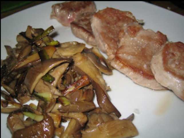 Solomillo con setas y ajos tiernos